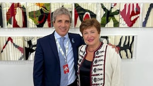 El titular de Economía, Luis "Toto" Caputo, junto con la directora gerente del Fondo Monetario Internacional, Kristalina Georgieva. Foto: @LuisCaputoAR
