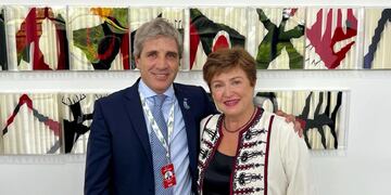 El titular de Economía, Luis "Toto" Caputo, junto con la directora gerente del Fondo Monetario Internacional, Kristalina Georgieva. Foto: @LuisCaputoAR