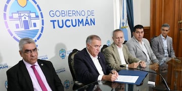 Jaldo firma actas para reiniciar obras de vivienda en Manantial Sur y Las Talitas