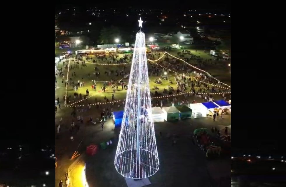 Pueblo Belgrano encendió el Árbol de Navidad más grande de la provincia y desató un fin de semana inolvidable
