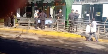 Un hombre falleció en la parada de colectivos del microcentro de Posadas.