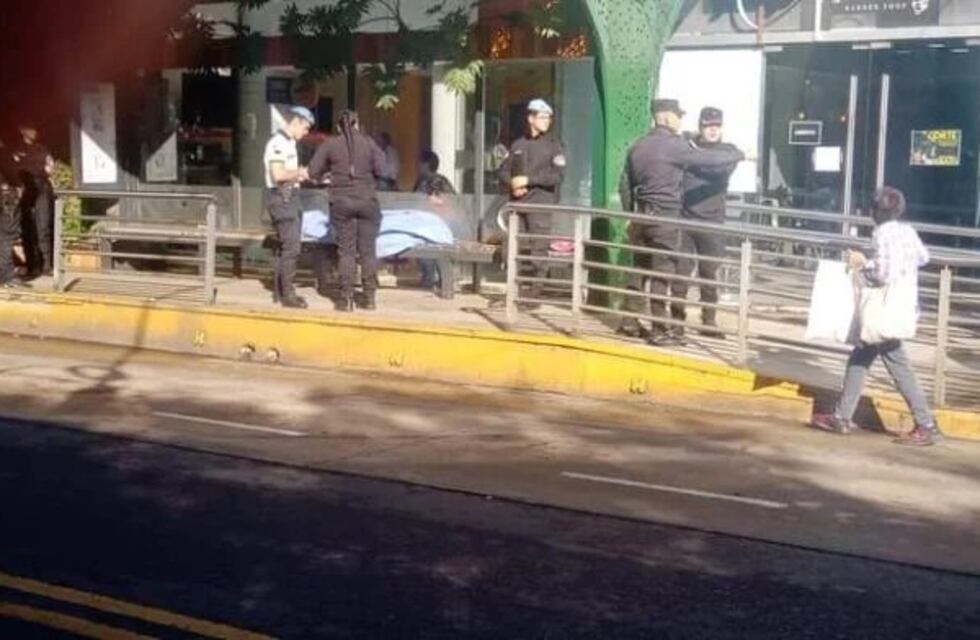 Un hombre falleció en la parada de colectivos del microcentro de Posadas