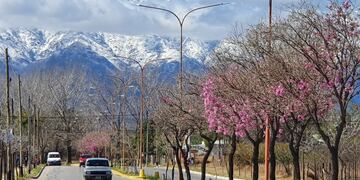 Las Altas Cumbres nevadas, vistas desde Villa Dolores. (La Voz)