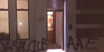 Las pintadas, contra el abogado que representa a un ex empleado de Estudiantes de Río Cuarto.
