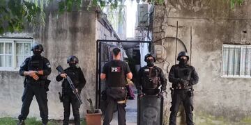 17 allanamientos en Rosario dejaron como saldo 4 detenidos y secuestro de armas y celulares