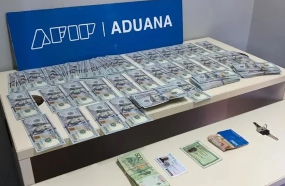 Puerto Iguazú: intentaba cruzar la frontera con dólares adosados a su cuerpo y fue detenido