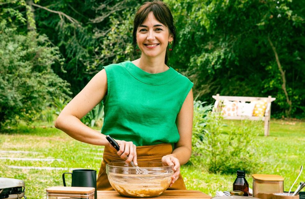 “Estoy en un estado meditativo mientras cocino”: Ximena Sáenz desafía a su público a cocinar sus recetas rápidas y simples