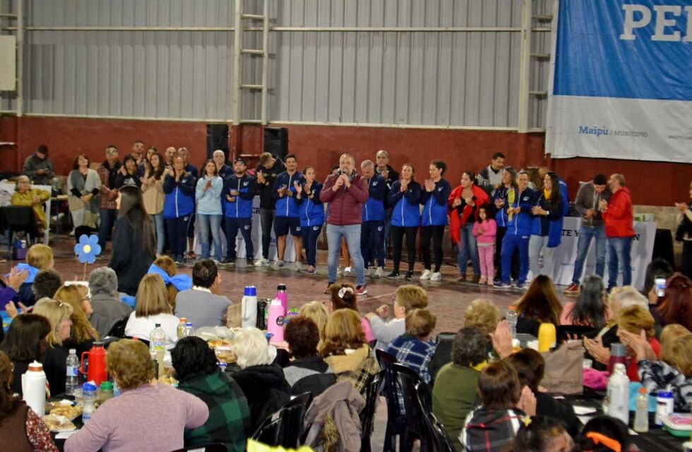 Maipú agasajó a sus adultos mayores en el polideportivo Eva Perón
