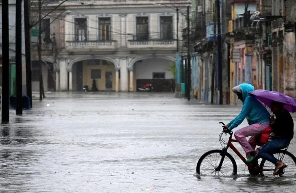 El huracán “Idalia” tocó tierra y azota a Florida: hay evacuaciones y cortes de energía