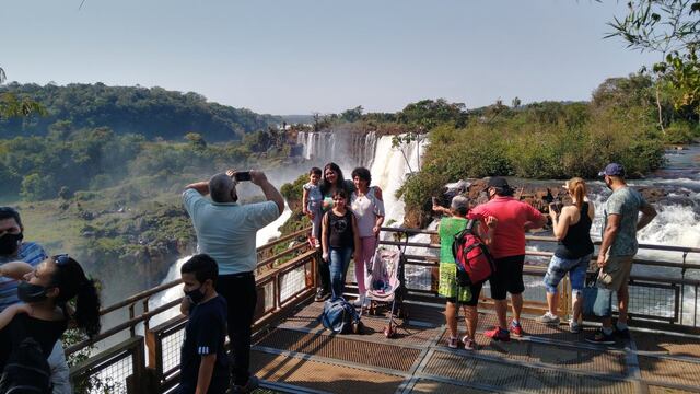 Turistas en las Cataratas del Iguazú