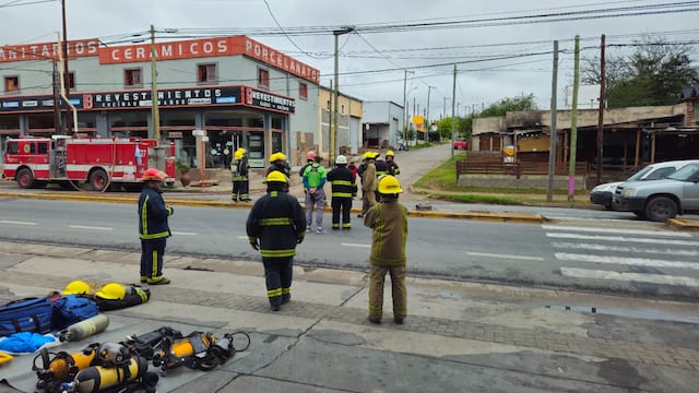 Los bomberos trabajaban y Ecogas en la zona. (Policía)