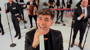 El vocalista de Desakta2 cantará el himno este miércoles.