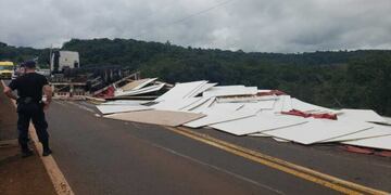 Si bien no hubo personas lesionadas, el conductor fue traslado a un centro de salud ya 	que se encontraba en estado de shock.