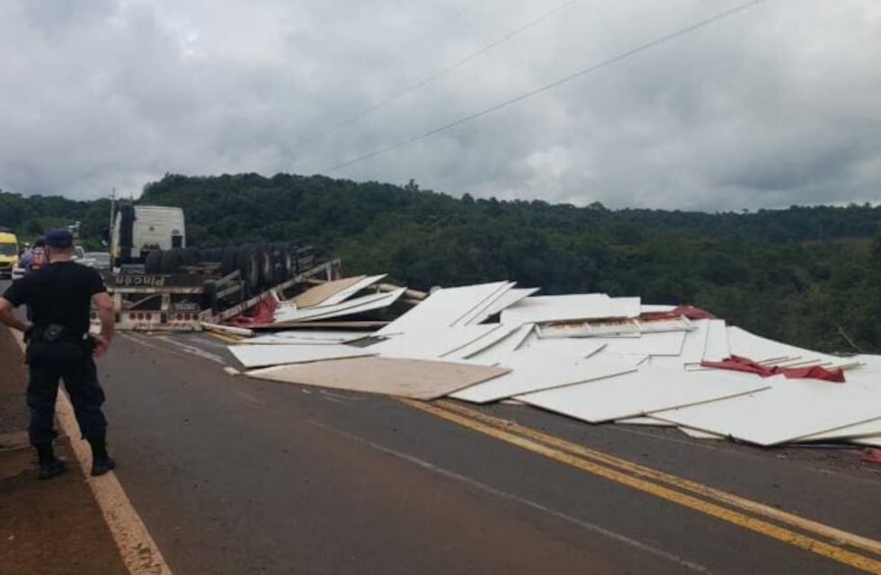 Derrapó y volcó un camión en el puente sobre el arroyo Cuña Pirú