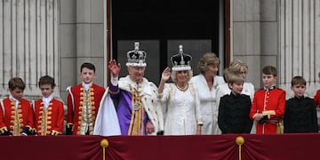 Carlos III y Camila realizaron el tradicional saludo desde el balcón del Palacio de Buckingham. / Foto: EFE/EPA/Neil Hall
