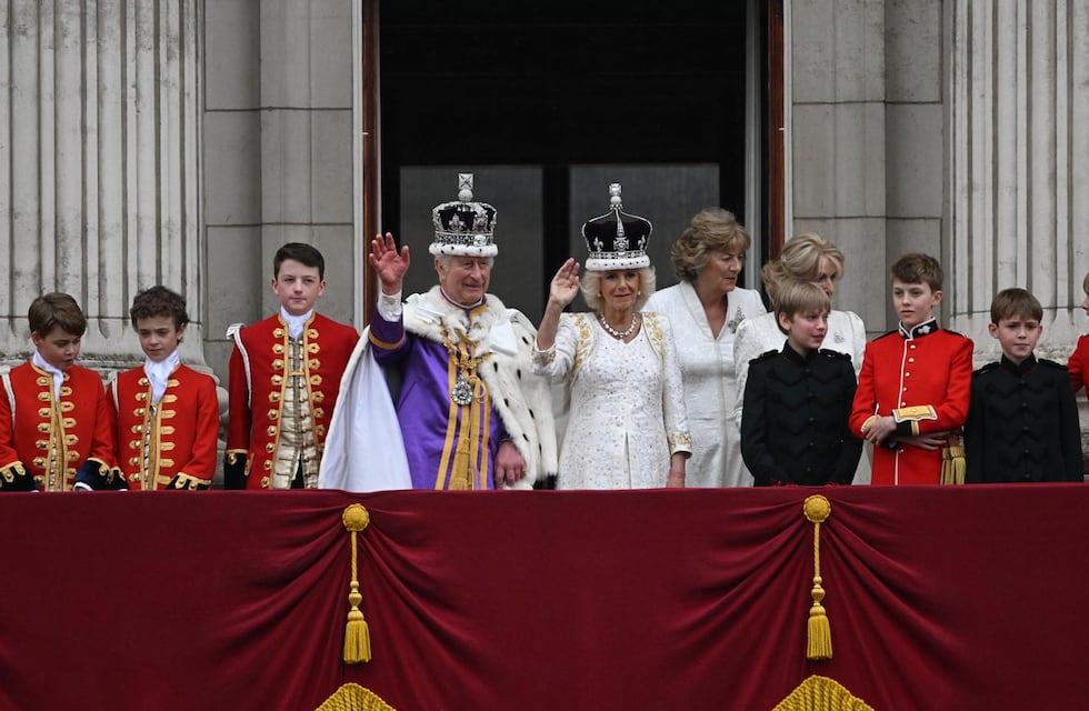 Carlos III y Camila realizaron el tradicional saludo desde el balcón del Palacio de Buckingham