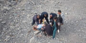 Un hombre cayó a un precipicio y está grave.