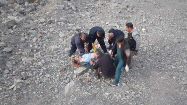 Un hombre cayó a un precipicio y está grave.