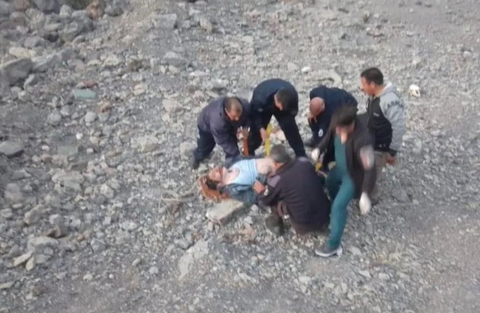 Se quiso sacar una foto y cayó a un precipicio de 90 metros, en San Juan: el hombre está grave