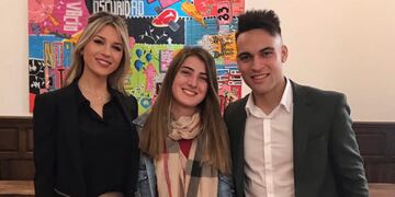 Melisa Sabatini con Agustina Gandolfo y Lautaro Martínez en el bautismo de Nina.