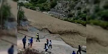 Un alud de barro sorprendió a las personas que recorrían Iruya, en Salta.