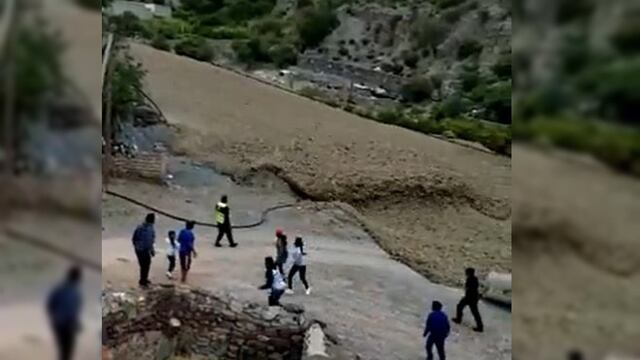 Un alud de barro sorprendió a las personas que recorrían Iruya, en Salta.