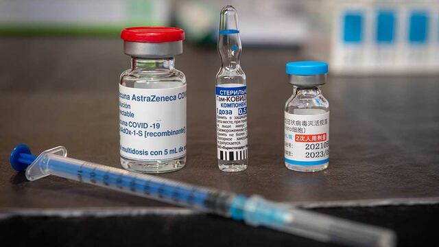 Científicos y el Gobierno analizan la posibilidad de combinar vacunas debido a la falta de segundas dosis de la vacuna Sputnik V