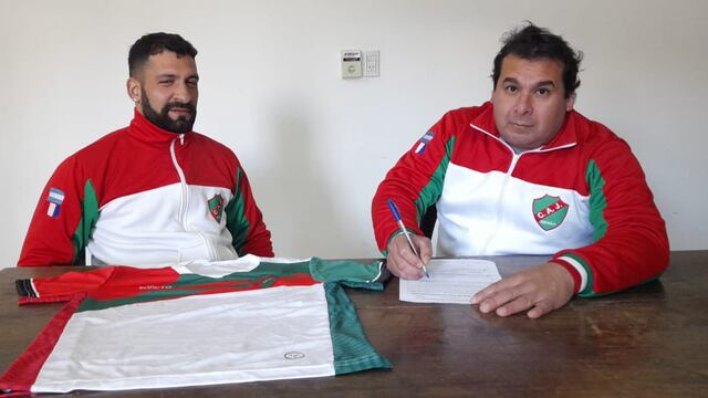 Juan Verón firmando el contrato con el Club Atlético Juventud de Rafaela