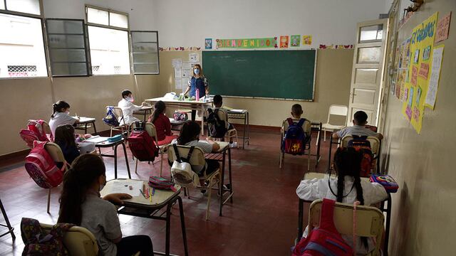 Escuela presidente Yrigoyen. Inicio de clases, alumos con distanciamiento social. Comienza el ciclo lectivo 2021 tras un año sin clases presenciales por la pandemia de Covid 19. Foto Ramiro Pereyra
