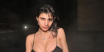 Mia Khalifa desde un jacuzzi y en traje de baño.