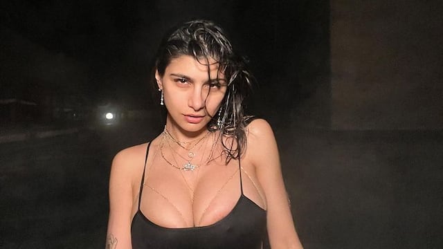 Mia Khalifa desde un jacuzzi y en traje de baño.