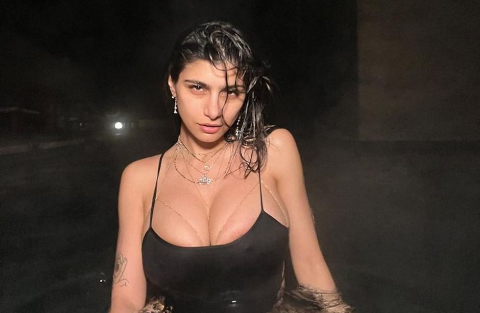 Mia Khalifa apareció con un minitop y colaless de Versace: “Acabo de aterrizar el Londres”