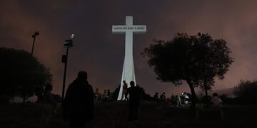 Uno de los tantos ascensos nocturnos al cerro La Cruz durante esta temporada de verano en Villa Carlos Paz.