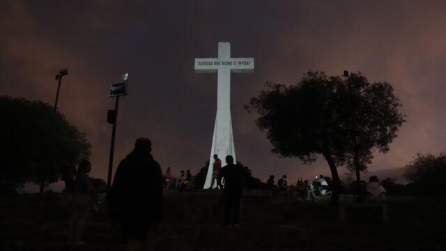 Uno de los tantos ascensos nocturnos al cerro La Cruz durante esta temporada de verano en Villa Carlos Paz.