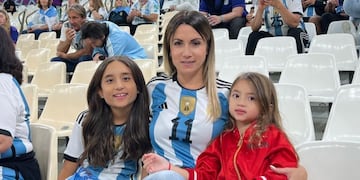 Jorgelina Cardoso junto a sus hijas, Mía y Pía, alentando a Ángel Di María.