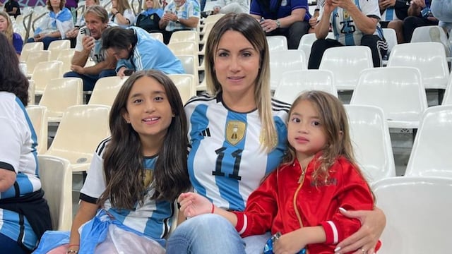 Jorgelina Cardoso junto a sus hijas, Mía y Pía, alentando a Ángel Di María.