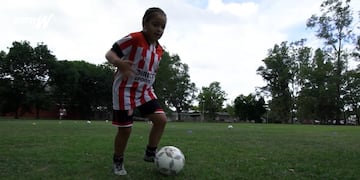 Felicitas ama el fútbol y comparte videos en las redes sociales para que Messi los vea (Twitter: @espnwoman).