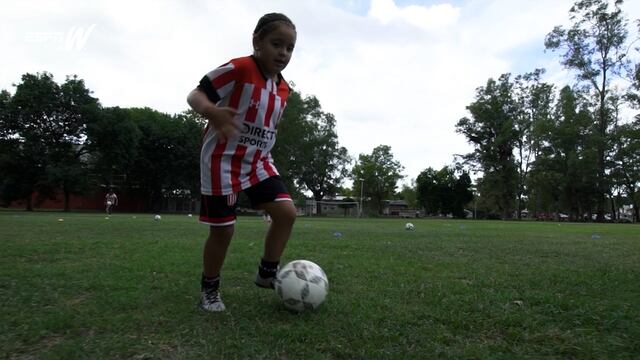 Felicitas ama el fútbol y comparte videos en las redes sociales para que Messi los vea (Twitter: @espnwoman).