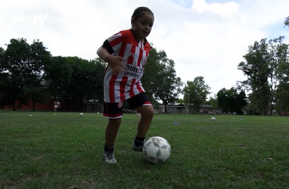 Felicitas, la pequeña futbolista, sueña con que Lionel Messi vea sus videos