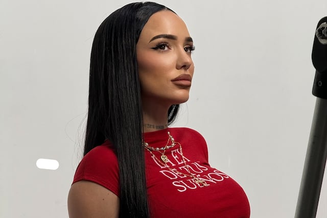 La Joaqui posó con una bikini color rojo pasión y dejó ver su tatuaje más íntimo dedicado a su novio Luck Ra