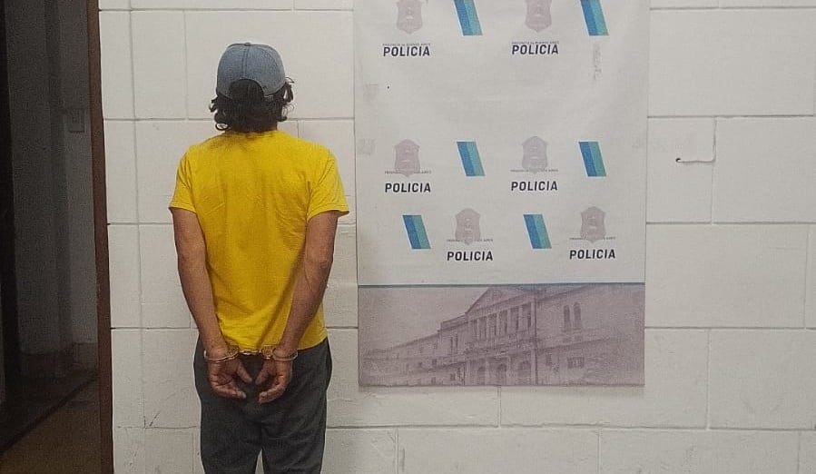 prehendido por amenazar con un cuchillo a una persona con la que tenía restricción de acercamiento