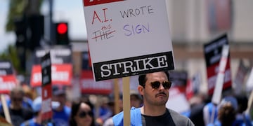Miembros del Sindicato de Guionistas de Estados Unidos se manifestan frente a Fox Studios el martes 2 de mayo de 2023 en Los Ángeles. Una de las peticiones de los guionistas es revisar el uso de Inteligencia Artificial (IA) en la escritura de guiones. (Foto AP/Ashley Landis)