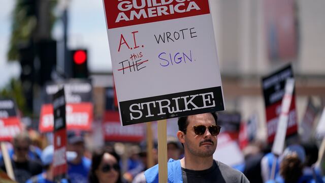 Miembros del Sindicato de Guionistas de Estados Unidos se manifestan frente a Fox Studios el martes 2 de mayo de 2023 en Los Ángeles. Una de las peticiones de los guionistas es revisar el uso de Inteligencia Artificial (IA) en la escritura de guiones. (Foto AP/Ashley Landis)