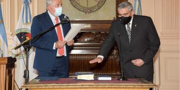 En un acto celebrado en el Salón de la Bandera de la Casa de Gobierno el gobernador Morales tomó juramento al comisario Corro como ministro de Seguridad.