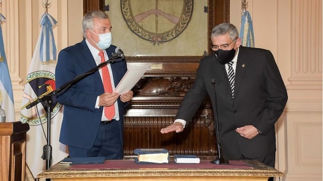 En un acto celebrado en el Salón de la Bandera de la Casa de Gobierno el gobernador Morales tomó juramento al comisario Corro como ministro de Seguridad.