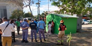 El Municipio desalojó y clausuró los puestos de comida ubicados en la Plaza 25 de Mayo. (Gentileza Agencia Foco)