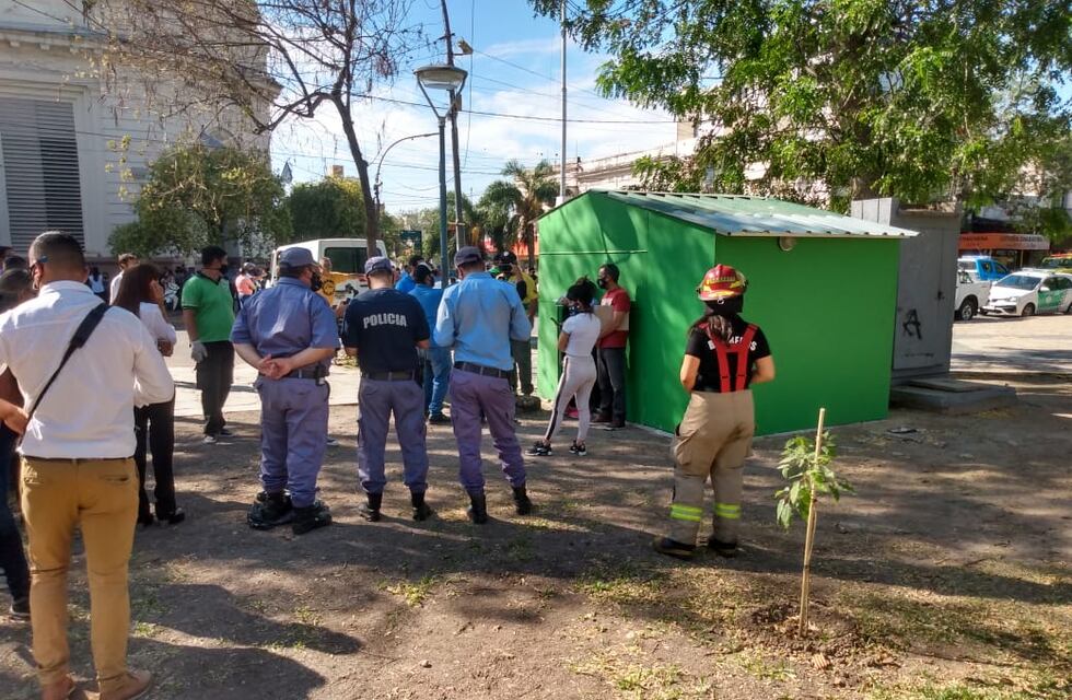 Desalojan puestos de comidas ubicados en la Plaza 25 de Mayo