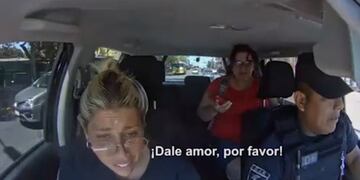 La suboficial, Laura Pagani, le practica RCP a la niña mientras le ruega que reaccione. A su lado, su compañero Diego Villegas Carrizo maneja rumbo al hospital.