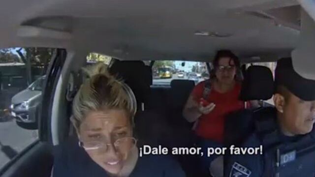 La suboficial, Laura Pagani, le practica RCP a la niña mientras le ruega que reaccione. A su lado, su compañero Diego Villegas Carrizo maneja rumbo al hospital.