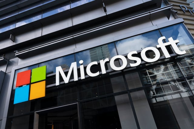 En esta imagen de archivo, el cartel con el logo de Microsoft, en las oficinas de la empresa en Nueva York, el 6 de mayo de 2021. (AP Foto/Mark Lennihan, archivo)